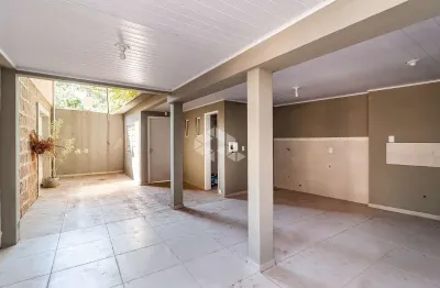 Casa 4 Dormitórios, Suíte e Amplo Pátio Arborizado no Bairro Três Figueiras, Porto Alegre ?