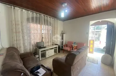 Ampla casa no bairro sarandi com 4 quartos, incluindo uma suíte.