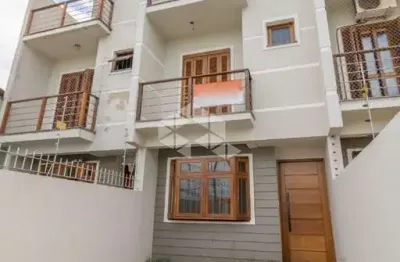 Casa 3 dormitórios , 2 vagas, pátio com possibilidade de piscina