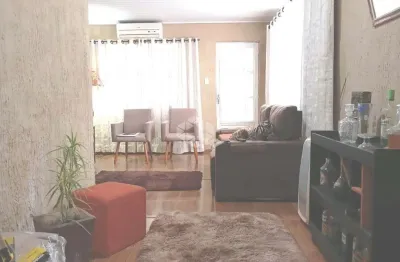 Casa ,2 dormitórios , patio ,churrasqueira, 4 vagas sendo 1 coberta, localizada no jardim carvalho em porto alegre.