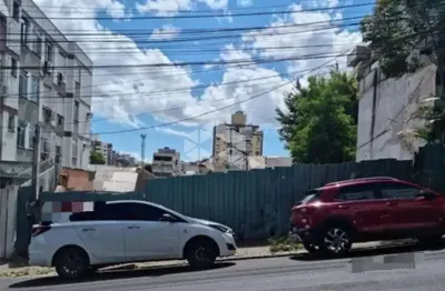 Dois terrenos com venda conjunta com ótima localização em região nobre de porto alegre, na rua artur rocha quase esquina com a 24 de outubro.