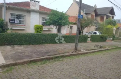 Casa ampla com 4 dormitórios , sala, cozinha, três banheiros. jardim lindóia porto alegre rs