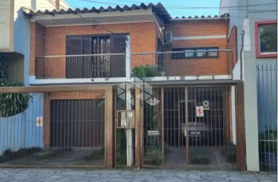 Ótima casa de dois andares com 267m2 c/5 quartos e 2 suítes