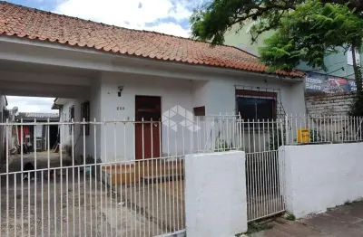 Residencia de 3 dormitórios sendo  1 suíte,  localizado no bairro jardim carvalho próximo a av. protásio alves.