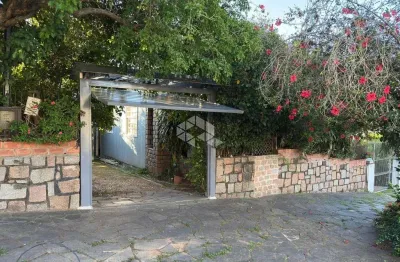 Casa muito bem localizada com terreno extenso, arborizado com vista maravilhosa