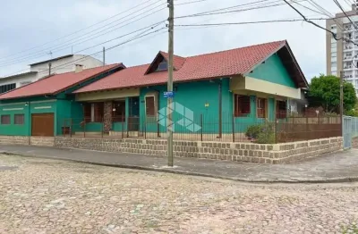 Casa de esquina com 03 dormitórios no bairro intercap entre as avenidas bento gonçalves e ipiranga.