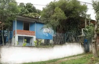 Casa de madeira com 2 dormitórios em terreno bem localizado no bairro morro santana.