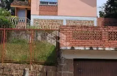 Casa em Alvenaria com 3 quartos e dois banheiros no Bairro Santa Tereza.