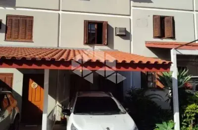 Aconchegante e bem localizada casa 03 dormitórios em condomínio fechado.
