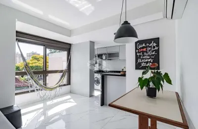 Apartamento 2 dormitórios, 1 suíte, 1 vaga coberta e escriturada, na zona sul