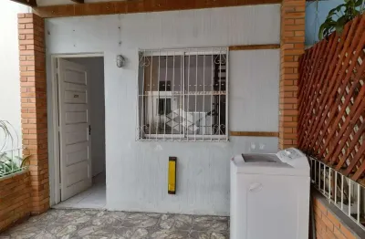 Casa tipo sobrado, com 2 dormitórios - 1 vaga de garagem na frente da casa - vila nova