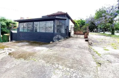Casa com ponto comercial e residência no bairro tristeza