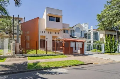 Casa diferenciada no bairro Nonoai, 4 domitórios com ar condicionado, sendo 1 suíte master com closet, 3 vagas de garagem, pátio e piscina.