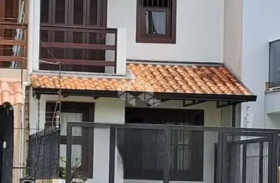 Sobrado 2 dormitórios - bairro guarujá zona sul de porto alegre
