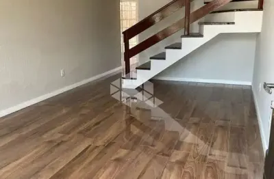Excelente casa com 2 dormitórios, sendo 1 suíte,  lavabo, pátio com churrasqueira e amplo sótão (3. dormitório)+ escritório)