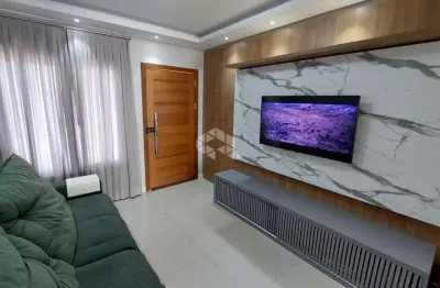 Casa moderna e bem localizada com 02 dormitórios - semi nova