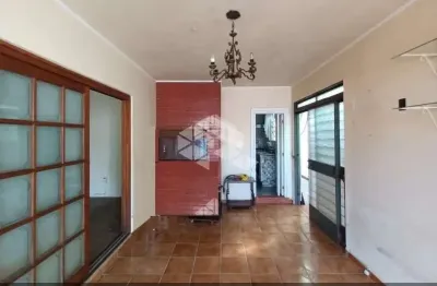 Casa térrea com 03 dormitórios bairro ipanema em porto alegre