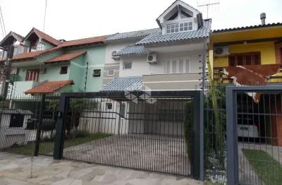 Excelente casa a venda de 3 quartos semimobiliado no imperial parque. ipanema.
