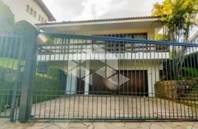 Linda casa com piscina e terreno de 20 x 45 metros.