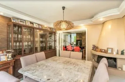 2 ótimas casas com acessos independentes, no coração do bairro tristeza; o imóvel se destaca por espaços generosos.