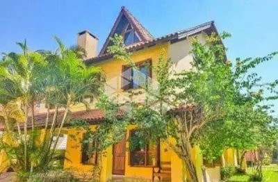 Casa em condomínio com 03 dormitórios no bairro guarujá