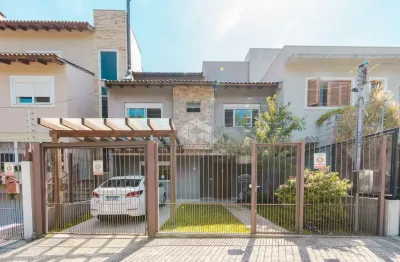 Casa com 3 quartos à venda na Rua Henrique Anawate, 590, Guarujá, Porto Alegre
