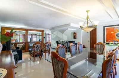 Casa 3 dormitórios com suite master com closet. amplo pátio com piscina edícula e vaga para 4 carros