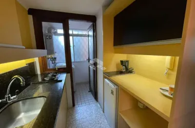 Apartamento mobiliado, com 2 dormitórios, 1 vaga de garagem escriturada, no coração da tristeza