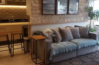 2 dormitórios sendo 1 suíte, 2 banheiros, 1 vaga de garagem.