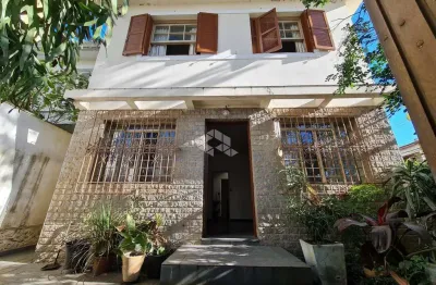 Sobrado com 150,00m² na chácara santo antônio, com 3 quartos, 3 banheiros e 2 vagas de garagem.