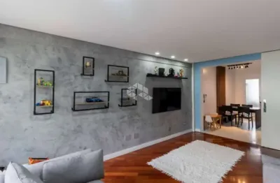 Sobrado reformado na aclimação, com 3 quartos, sendo 1 suíte, e 2 vagas de garagens.