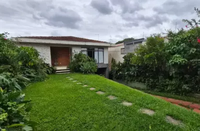 Residência térrea no bairro Parolin - Amplo terreno com 462m²