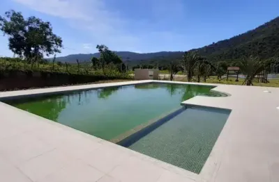 Terrenos de 364 m² em condomínio com portaria 24 horas e lazer completo