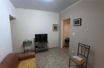 Casa a venda na vila guarani com 02 dormitórios, 01 banheiro e 01 vaga de garagem.