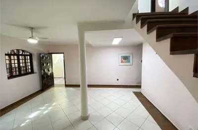 Bela casa arejada em indianópolis, com edícula, 3 quartos e 3 vagas.