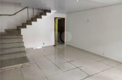Casa com 03 quartos, 03 vagas ao lado do parque da independência
