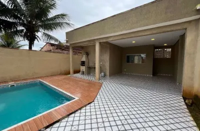 Sobrado com 3 suítes, piscina e churrasqueira a 50m da praia