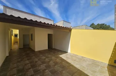 Casa térrea com quintal e excelente localização – aprox. 1200m da praia