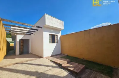 Casa geminada com suíte – 2.500m da praia em bairro em expansão