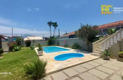 Ampla casa com piscina a 700m da praia – completa e pronta para morar