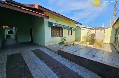 Casa térrea próxima ao mar com edícula e amplo quintal