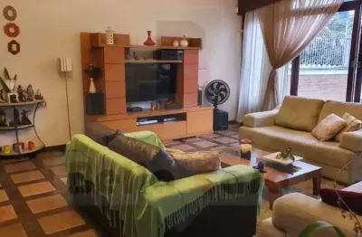 Sobrado amplo com três dormitórios e quatro vagas de garagem na mooca