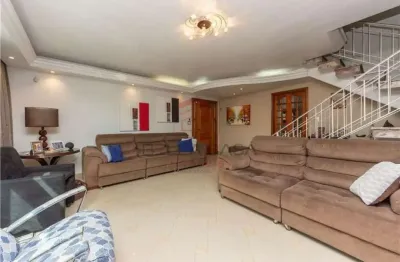 380 m² de área útil -  3 dormitórios, 1 suíte, 4 vagas de garagem - churrasqueira