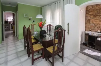 Casa a venda com 225m, com 3 dormitórios 1 suite  4 banheiros com 5 vagas de garagem coberta