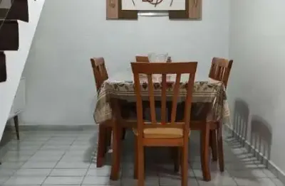 Sobrado de  três dormitórios,  água rasa, duas vagas de garagem.