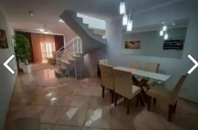 Sobrado a venda com 3 quartos e quintal no bairro da chacara mafalda