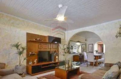 Sobrado à Venda na Mooca: 205m², Suíte + Edícula Completa Perto do Metrô