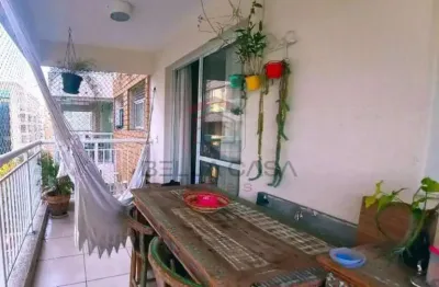 Apartamento à venda com 3 dormitórios, suíte e varanda com persianas