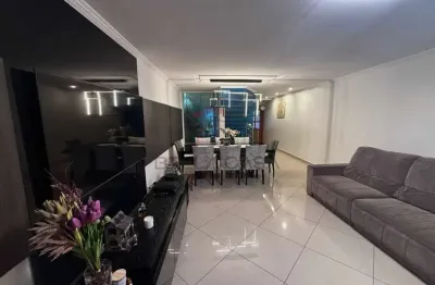 Sobrado localizado no alto da mooca, com 3 dormitórios amplos, sendo 1 suíte com sacada