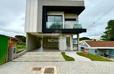 Casa de alto padrão em condomínio com 3 suítes e 4 vagas em santa felicidade